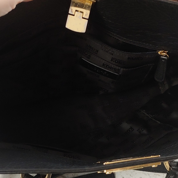 Micheal Kors purse - Picture 2 of 4